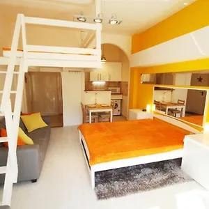  Appartement Sunny With Balcony In Party District